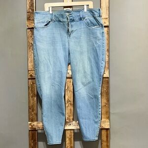 Torrid light wash denim jegging. Three button and zipper closure. Size 24. EUC.